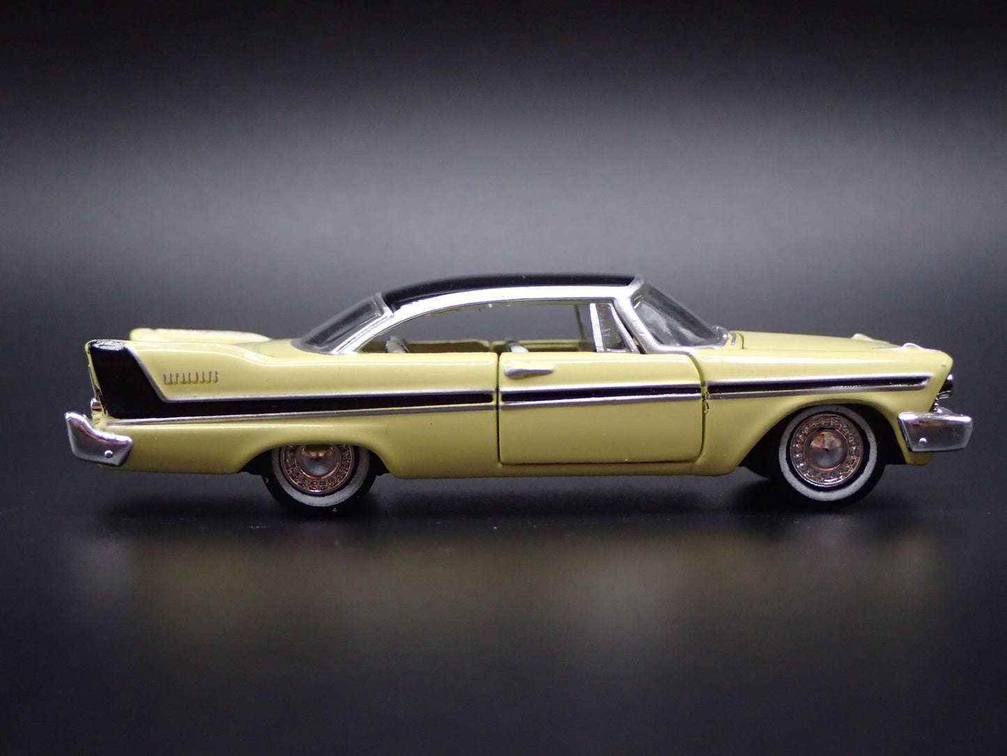 1958 58 PLYMOUTH BELVEDERE YELL 1:64 SCALE COLLECTIBLE DIORAMA DIECAST MODEL CAR
