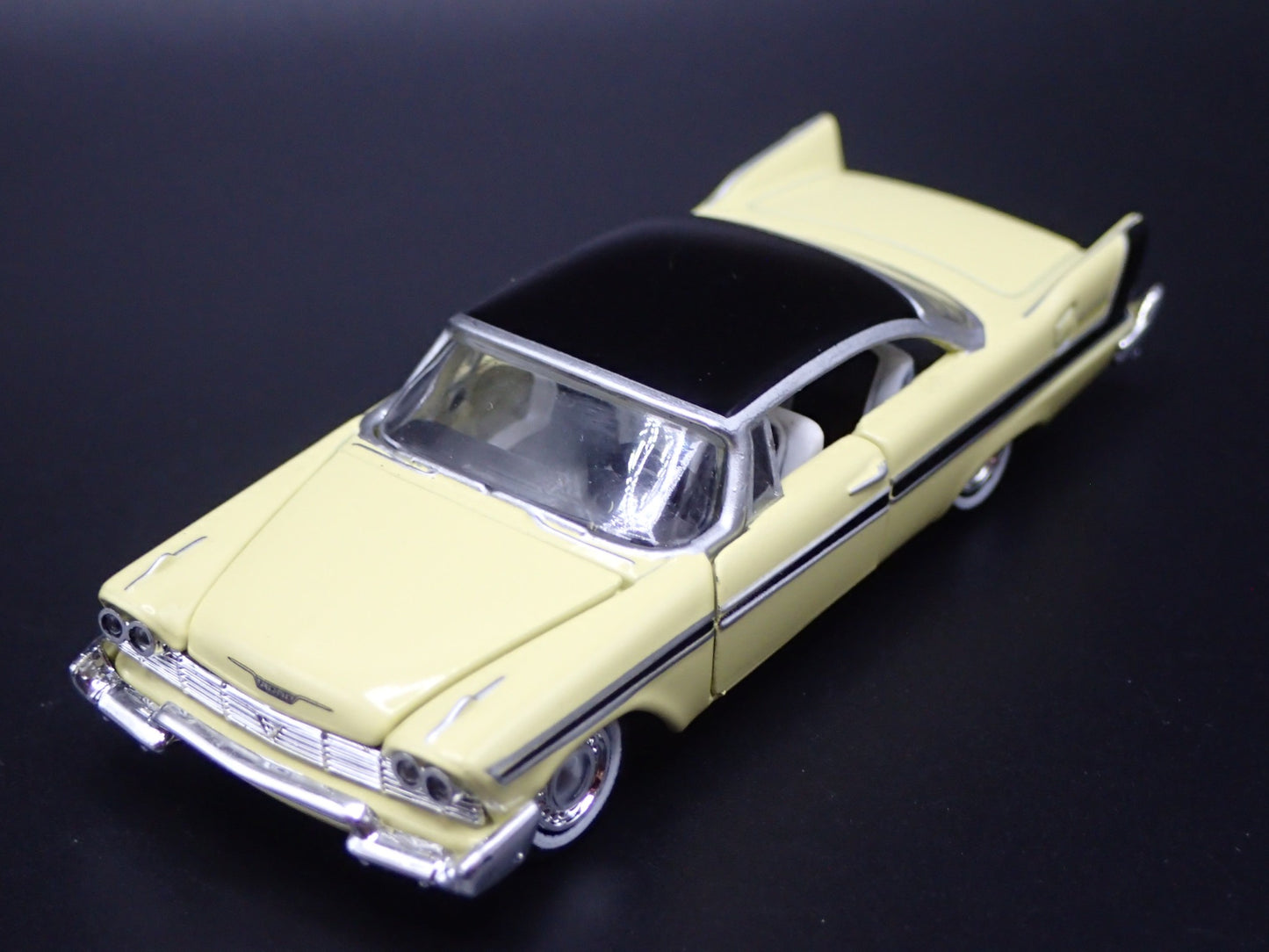 1958 58 PLYMOUTH BELVEDERE YELL 1:64 SCALE COLLECTIBLE DIORAMA DIECAST MODEL CAR