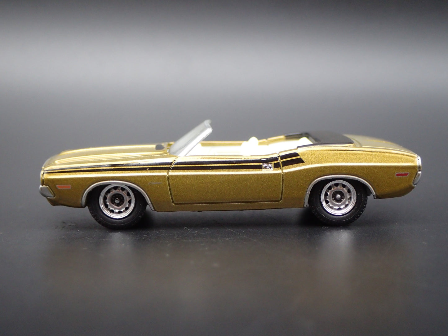 1971 71 DODGE CHALLENGER CONVERTIBLE 340 1/64 SCALE DIORAMA DIECAST MODEL CAR