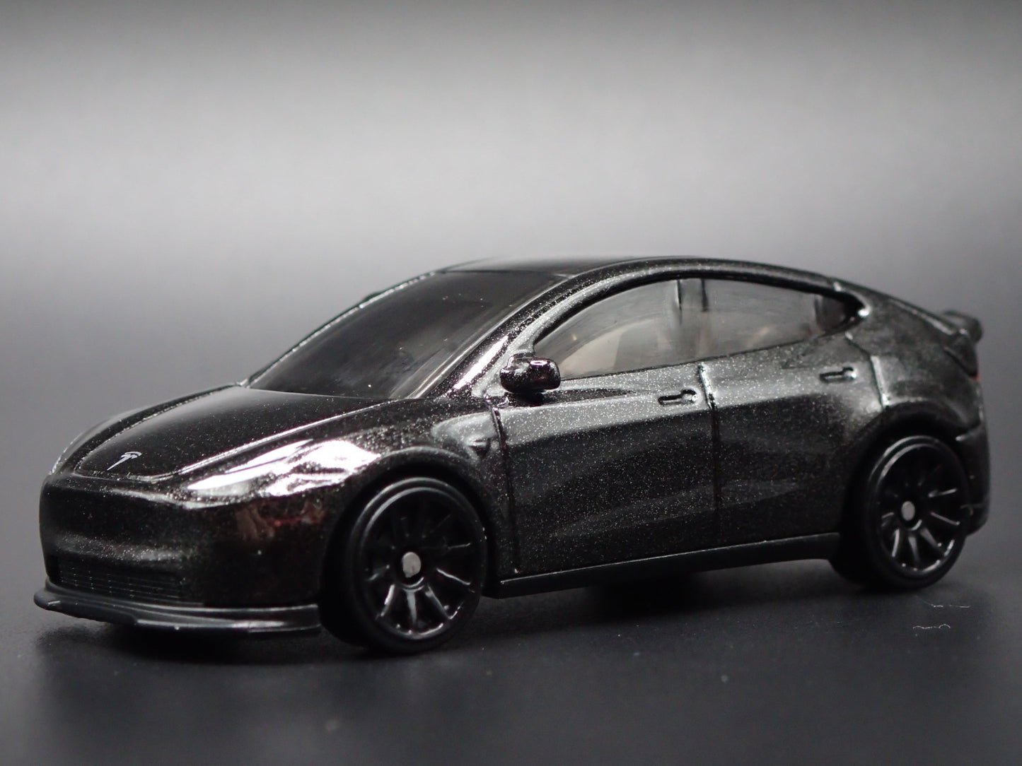 2020-2025 TESLA MODEL Y SUV BLK 1:64 SCALE COLLECTIBLE DIORAMA DIECAST MODEL CAR