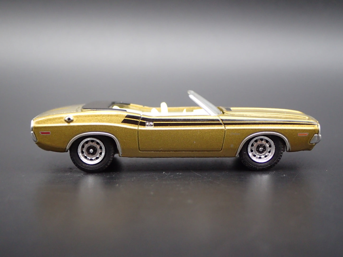 1971 71 DODGE CHALLENGER CONVERTIBLE 340 1/64 SCALE DIORAMA DIECAST MODEL CAR