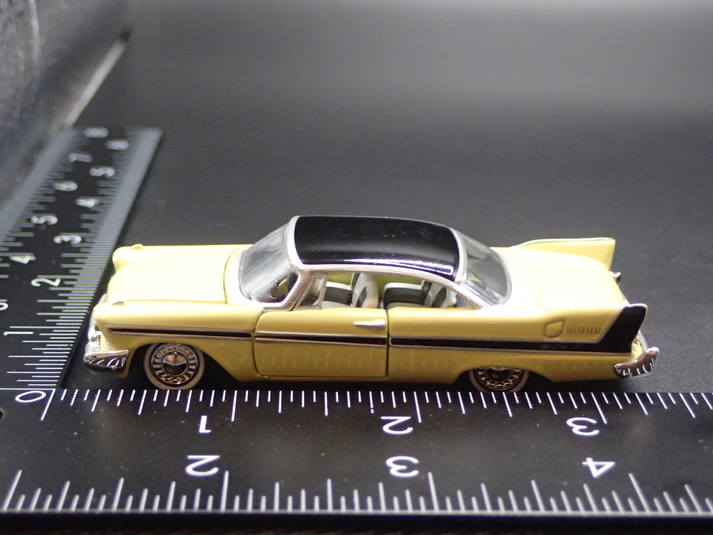 1958 58 PLYMOUTH BELVEDERE YELL 1:64 SCALE COLLECTIBLE DIORAMA DIECAST MODEL CAR