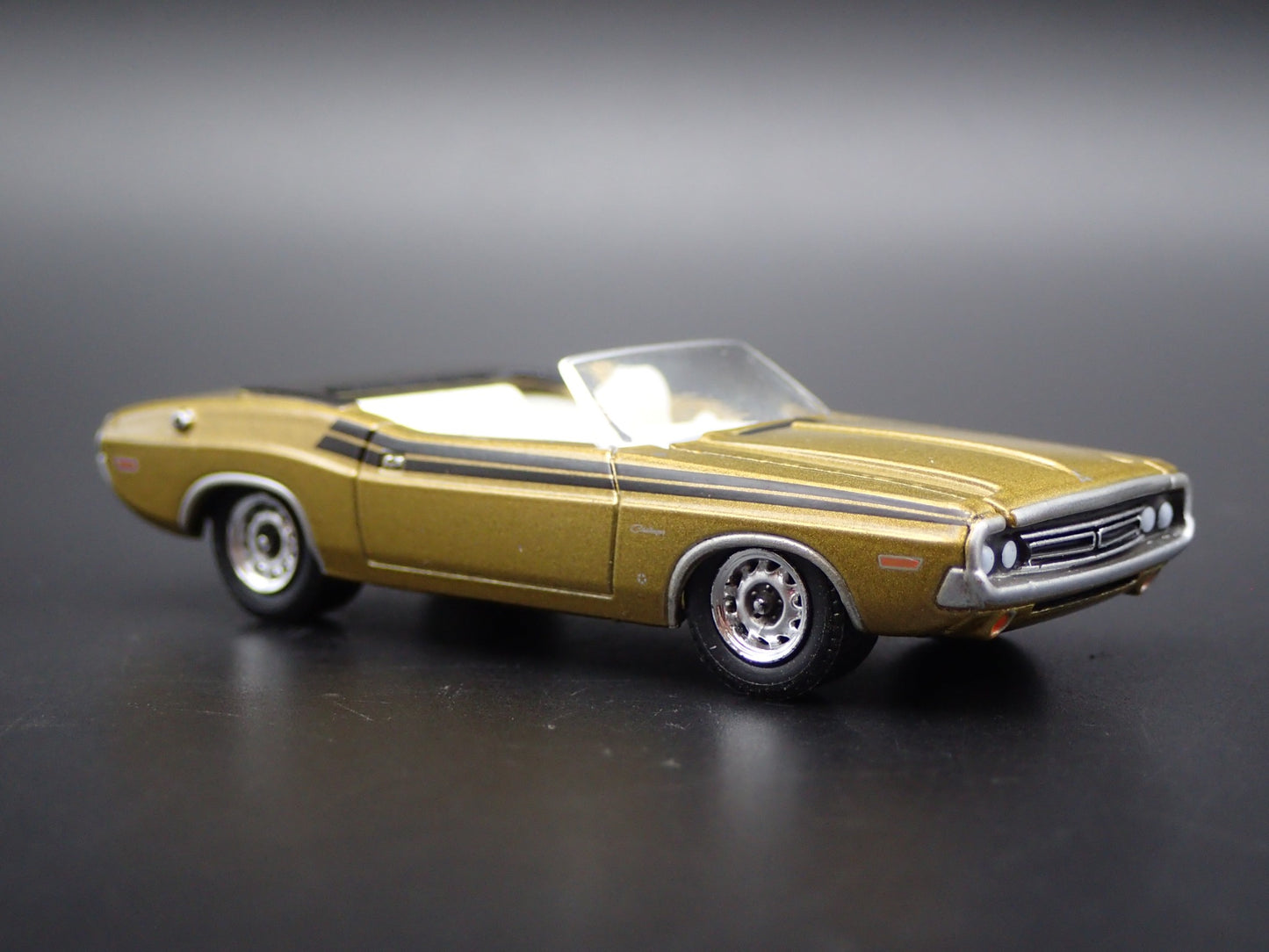 1971 71 DODGE CHALLENGER CONVERTIBLE 340 1/64 SCALE DIORAMA DIECAST MODEL CAR