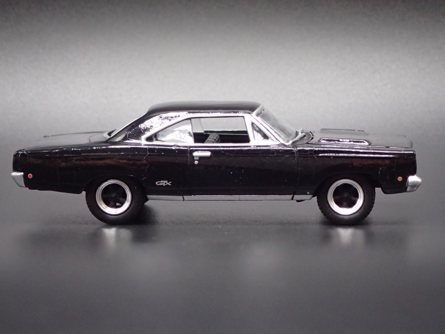 1968 68 PLYMOUTH GTX BLACK 1:64 SCALE COLLECTIBLE DIORAMA DIECAST MODEL CAR