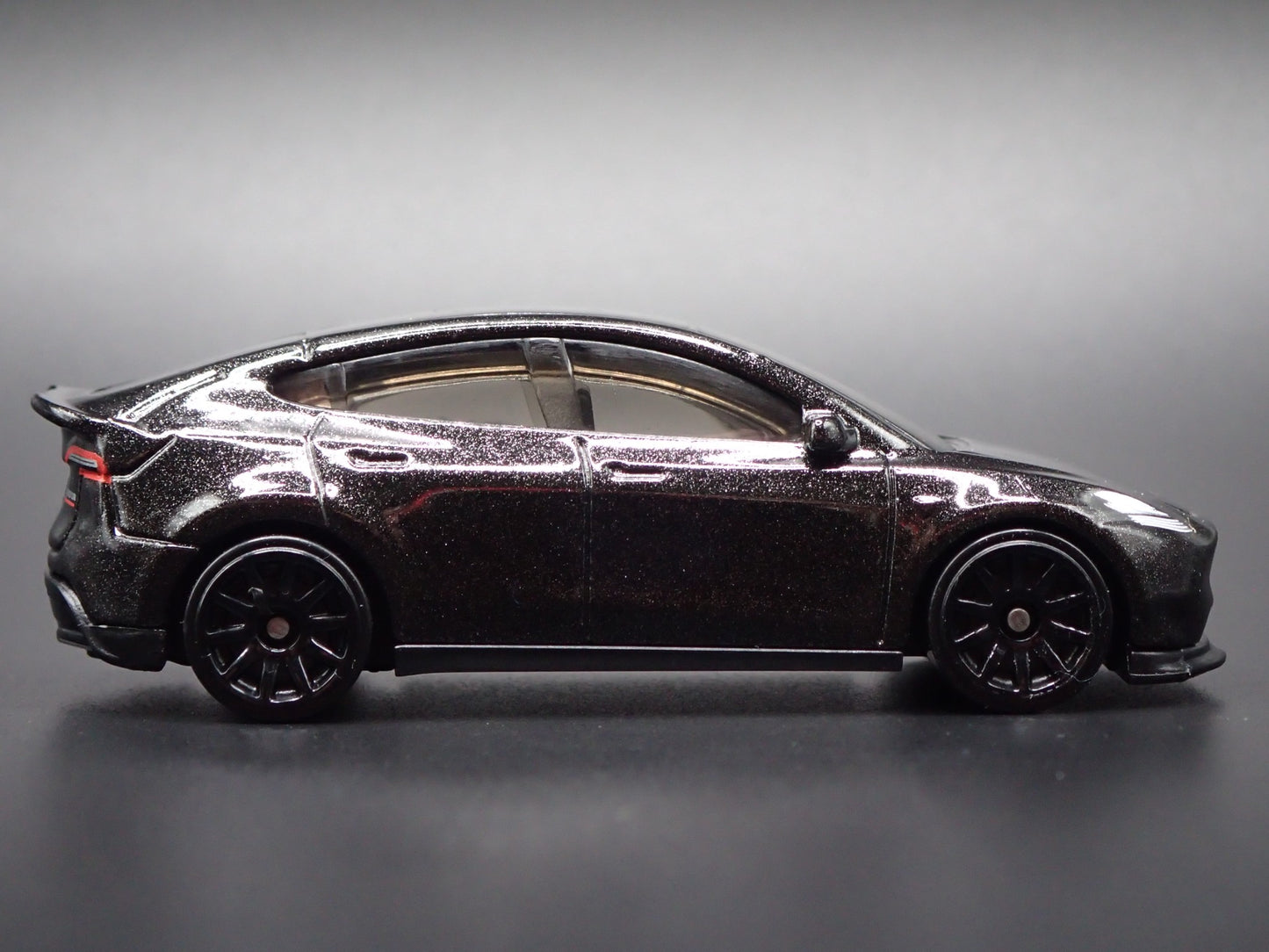 2020-2025 TESLA MODEL Y SUV BLK 1:64 SCALE COLLECTIBLE DIORAMA DIECAST MODEL CAR