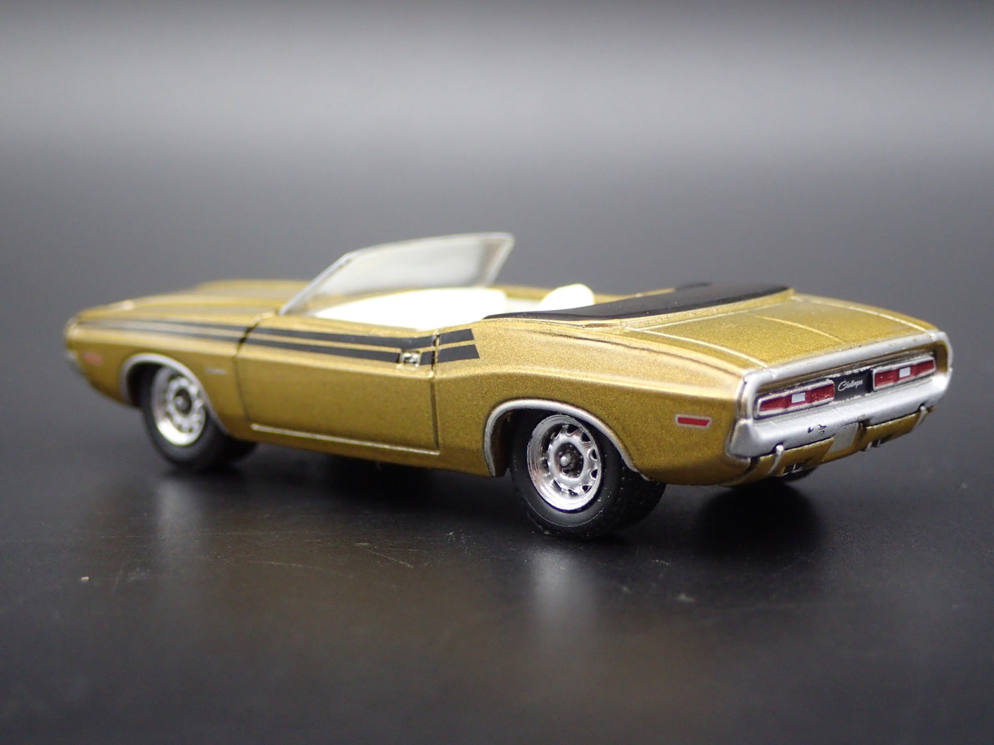 1971 71 DODGE CHALLENGER CONVERTIBLE 340 1/64 SCALE DIORAMA DIECAST MODEL CAR