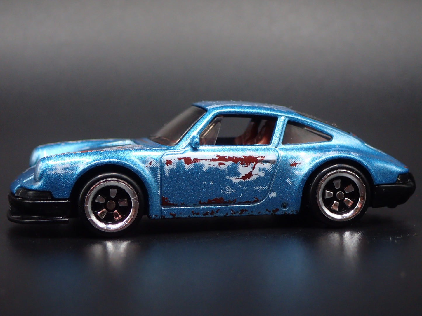 1964-1972 PORSCHE 911 BARN FIND 1:64 SCALE COLLECTIBLE DIORAMA DIECAST MODEL CAR