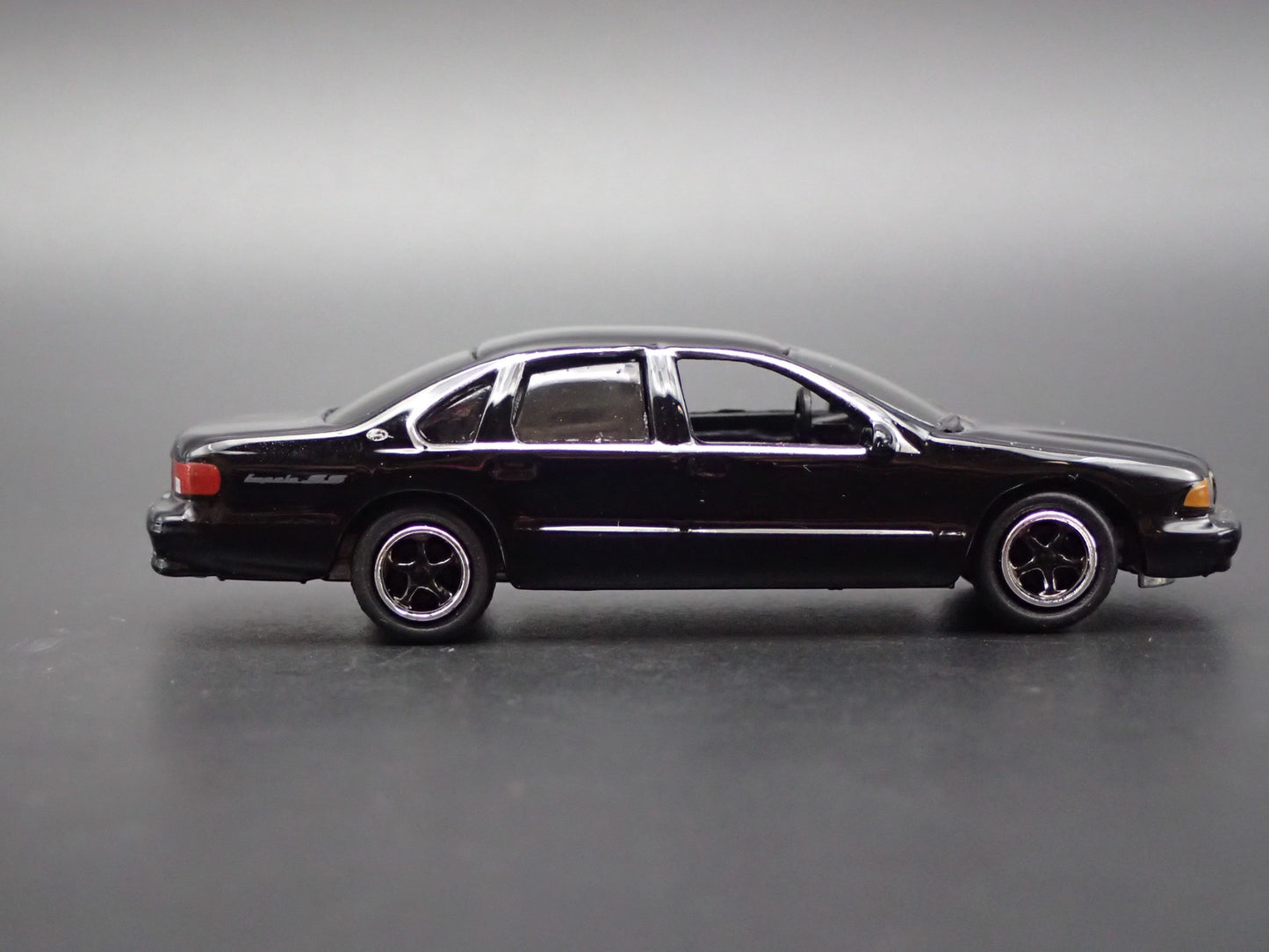 1994-1996 CHEVY CHEVROLET IMPALA SS BLACK 1:64 SCALE DIORAMA DIECAST MODEL CAR