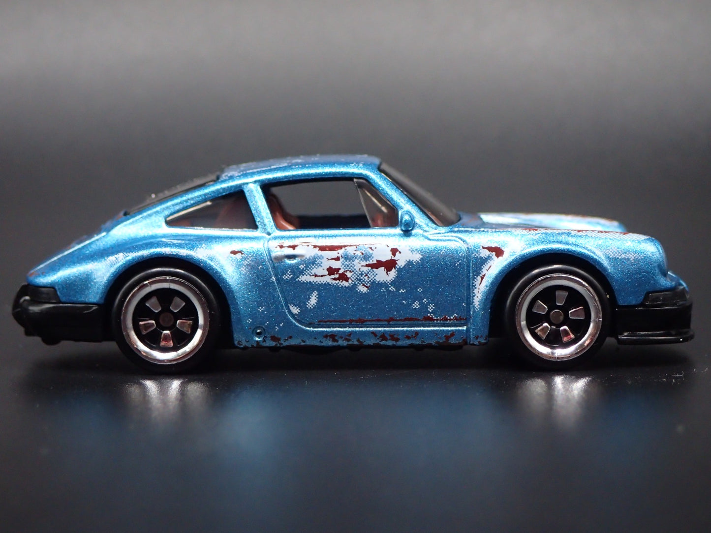 1964-1972 PORSCHE 911 BARN FIND 1:64 SCALE COLLECTIBLE DIORAMA DIECAST MODEL CAR