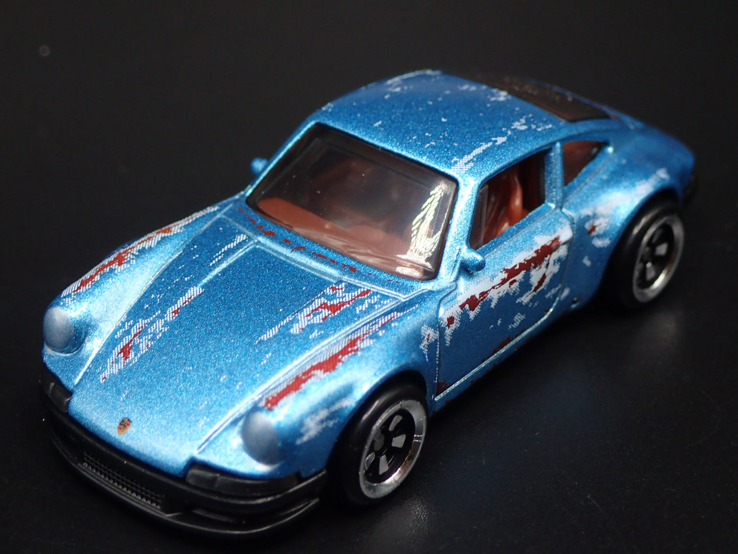 1964-1972 PORSCHE 911 BARN FIND 1:64 SCALE COLLECTIBLE DIORAMA DIECAST MODEL CAR