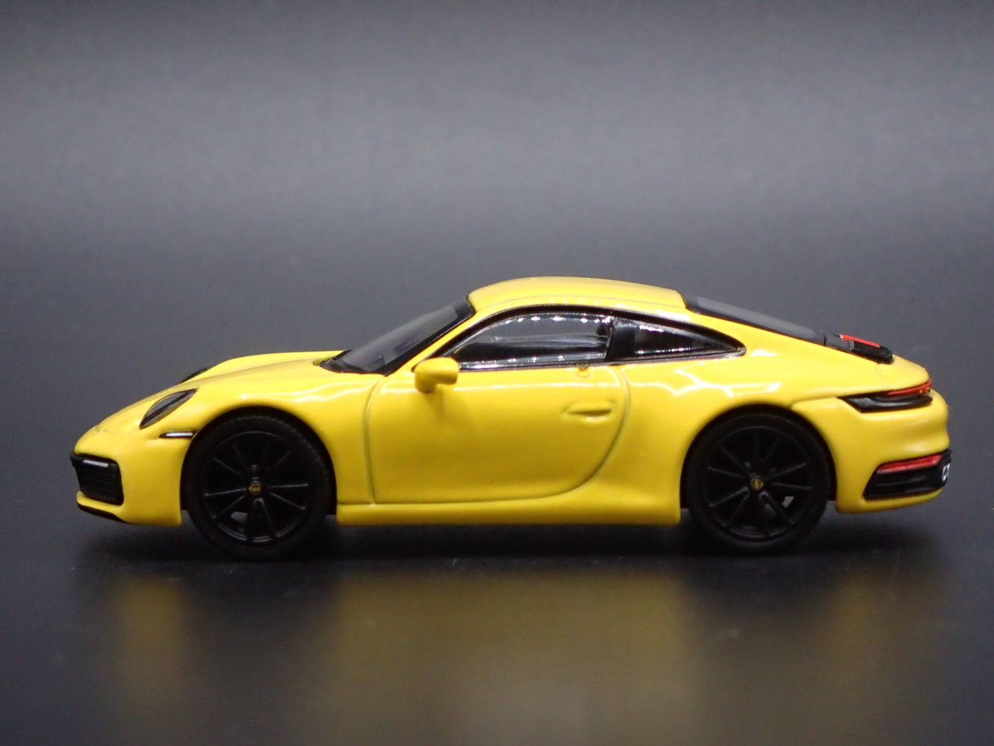 2018-2025 PORSCHE 911 CARRERA 4S 992 YELLOW 1:64 SCALE DIORAMA DIECAST MODEL CAR