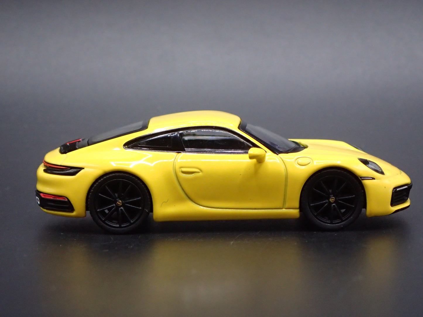 2018-2025 PORSCHE 911 CARRERA 4S 992 YELLOW 1:64 SCALE DIORAMA DIECAST MODEL CAR