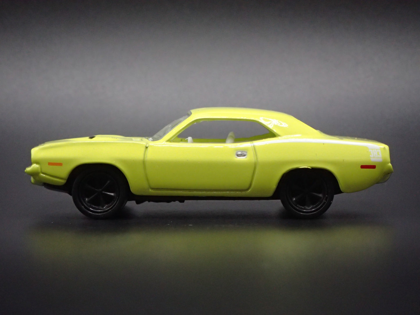1970 70 PLYMOUTH CUDA 383 GREEN 1:64 SCALE COLLECTIBLE DIORAMA DIECAST MODEL CAR