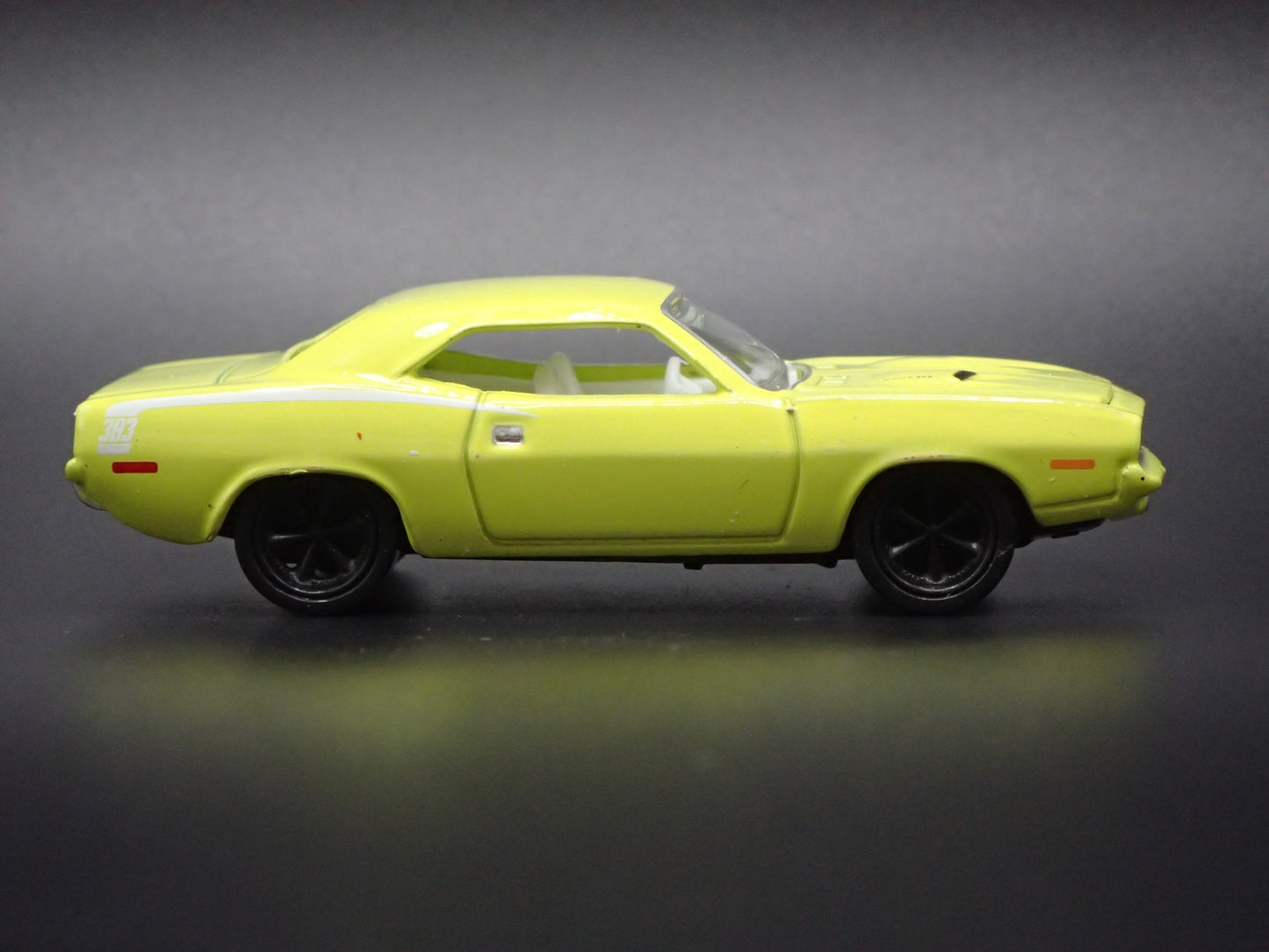 1970 70 PLYMOUTH CUDA 383 GREEN 1:64 SCALE COLLECTIBLE DIORAMA DIECAST MODEL CAR