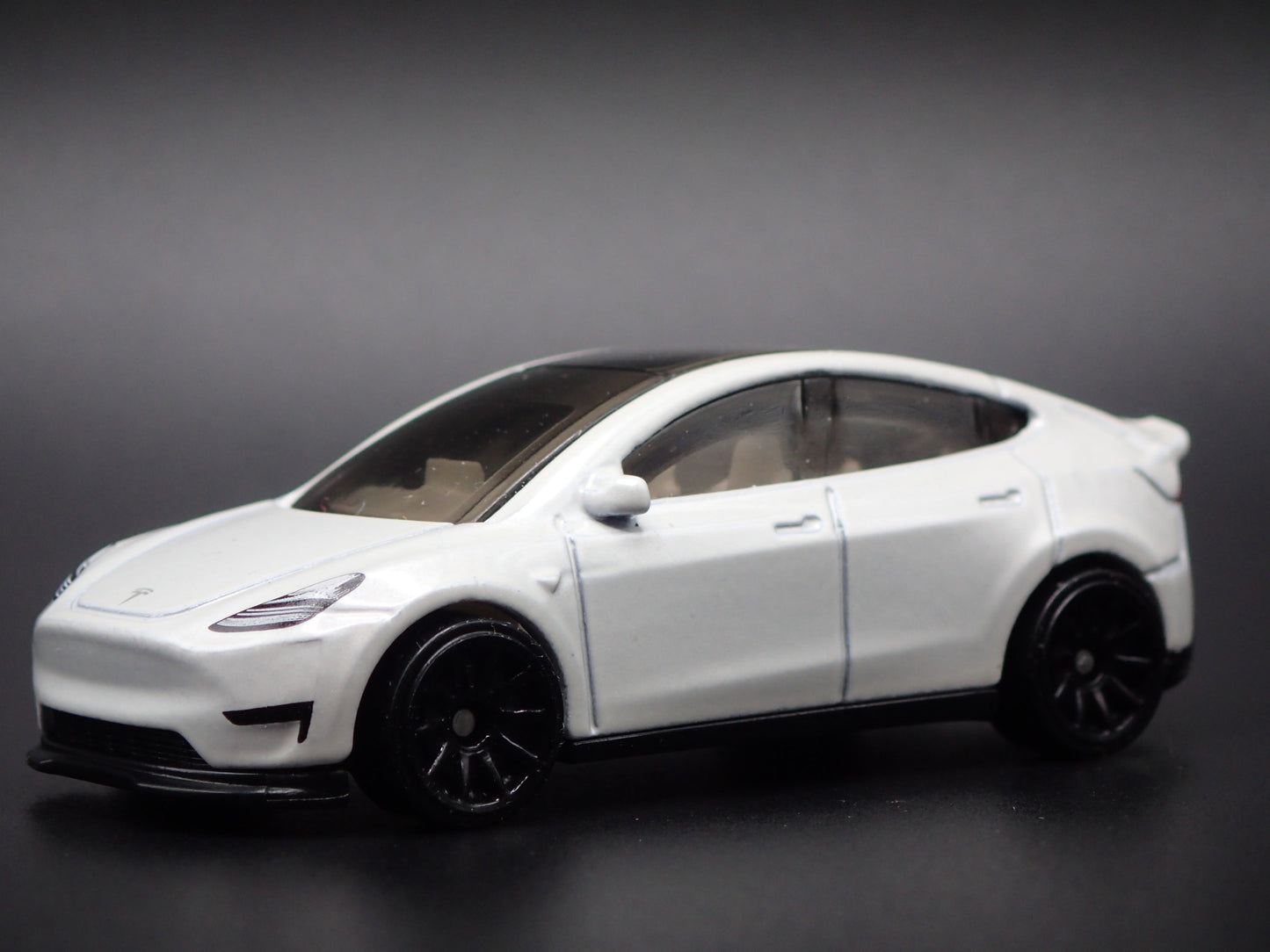 2020-2025 TESLA MODEL Y SUV 1:64 SCALE COLLECTIBLE DIORAMA DIECAST MODEL CAR