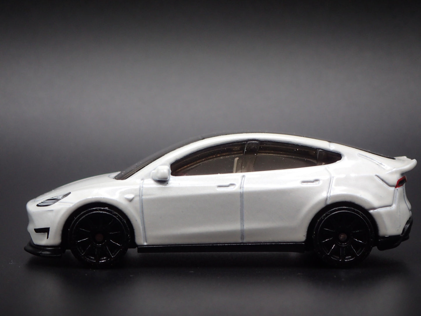 2020-2025 TESLA MODEL Y SUV 1:64 SCALE COLLECTIBLE DIORAMA DIECAST MODEL CAR