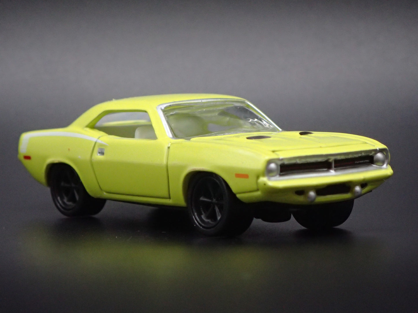 1970 70 PLYMOUTH CUDA 383 GREEN 1:64 SCALE COLLECTIBLE DIORAMA DIECAST MODEL CAR