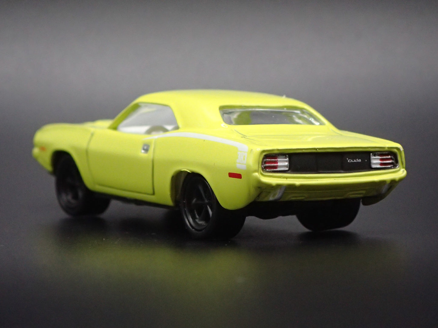 1970 70 PLYMOUTH CUDA 383 GREEN 1:64 SCALE COLLECTIBLE DIORAMA DIECAST MODEL CAR