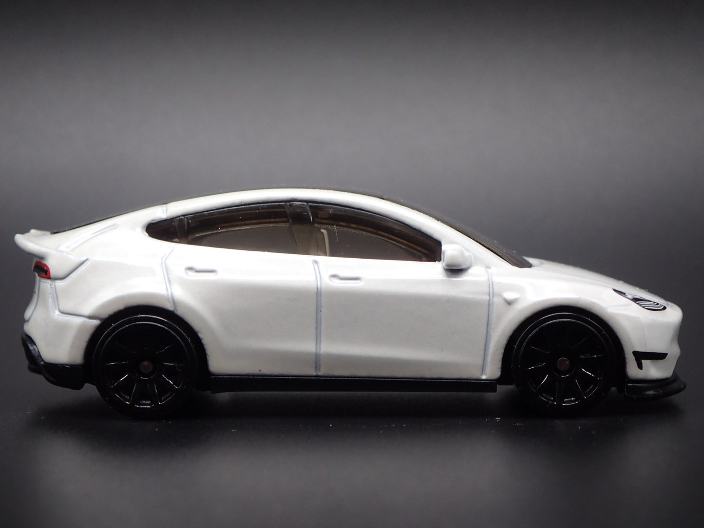 2020-2025 TESLA MODEL Y SUV 1:64 SCALE COLLECTIBLE DIORAMA DIECAST MODEL CAR