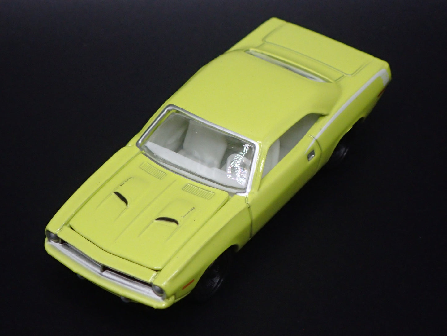 1970 70 PLYMOUTH CUDA 383 GREEN 1:64 SCALE COLLECTIBLE DIORAMA DIECAST MODEL CAR