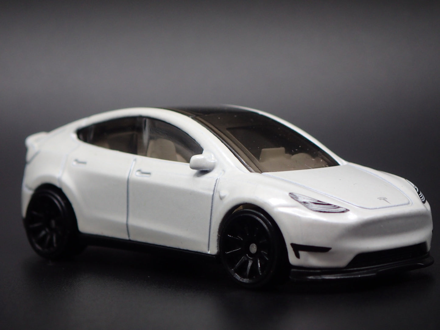 2020-2025 TESLA MODEL Y SUV 1:64 SCALE COLLECTIBLE DIORAMA DIECAST MODEL CAR