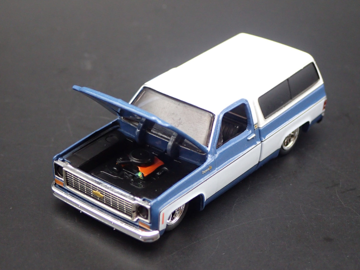 1973 73 CHEVY CHEVROLET CHEYENNE SQUARE BODY TRUCK 1/64 SCALE DIECAST MODEL CAR