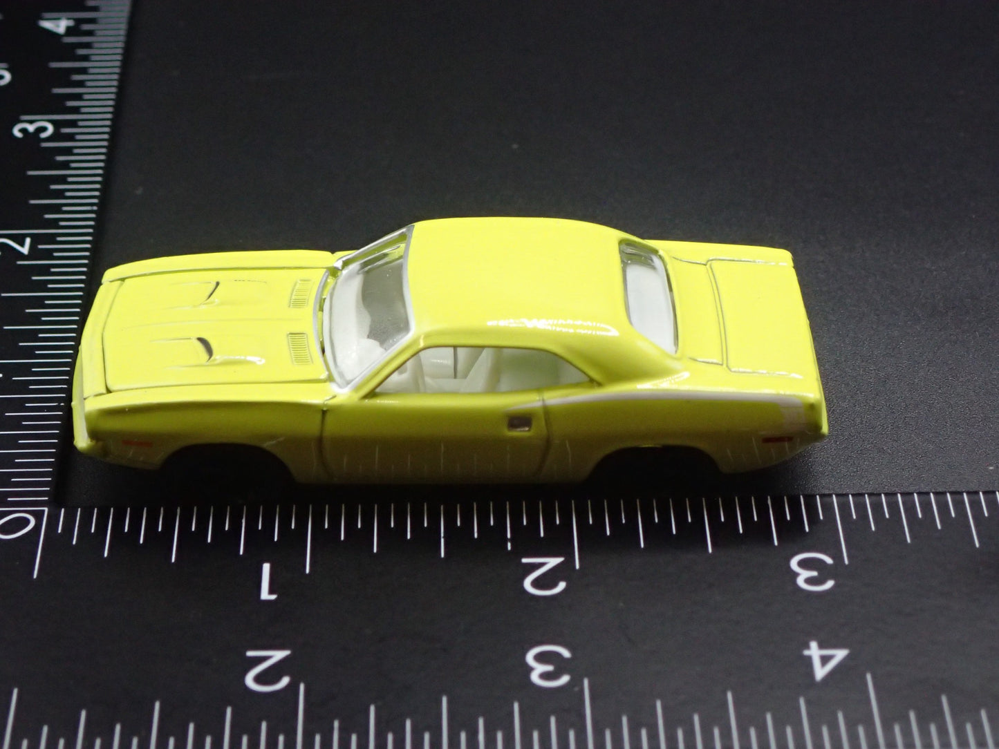 1970 70 PLYMOUTH CUDA 383 GREEN 1:64 SCALE COLLECTIBLE DIORAMA DIECAST MODEL CAR