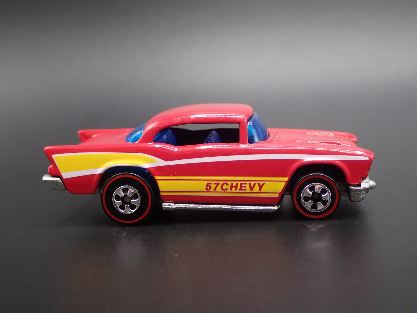 1957 57 CHEVY CHEVROLET BEL AIR 1:64 SCALE COLLECTIBLE DIORAMA DIECAST MODEL CAR