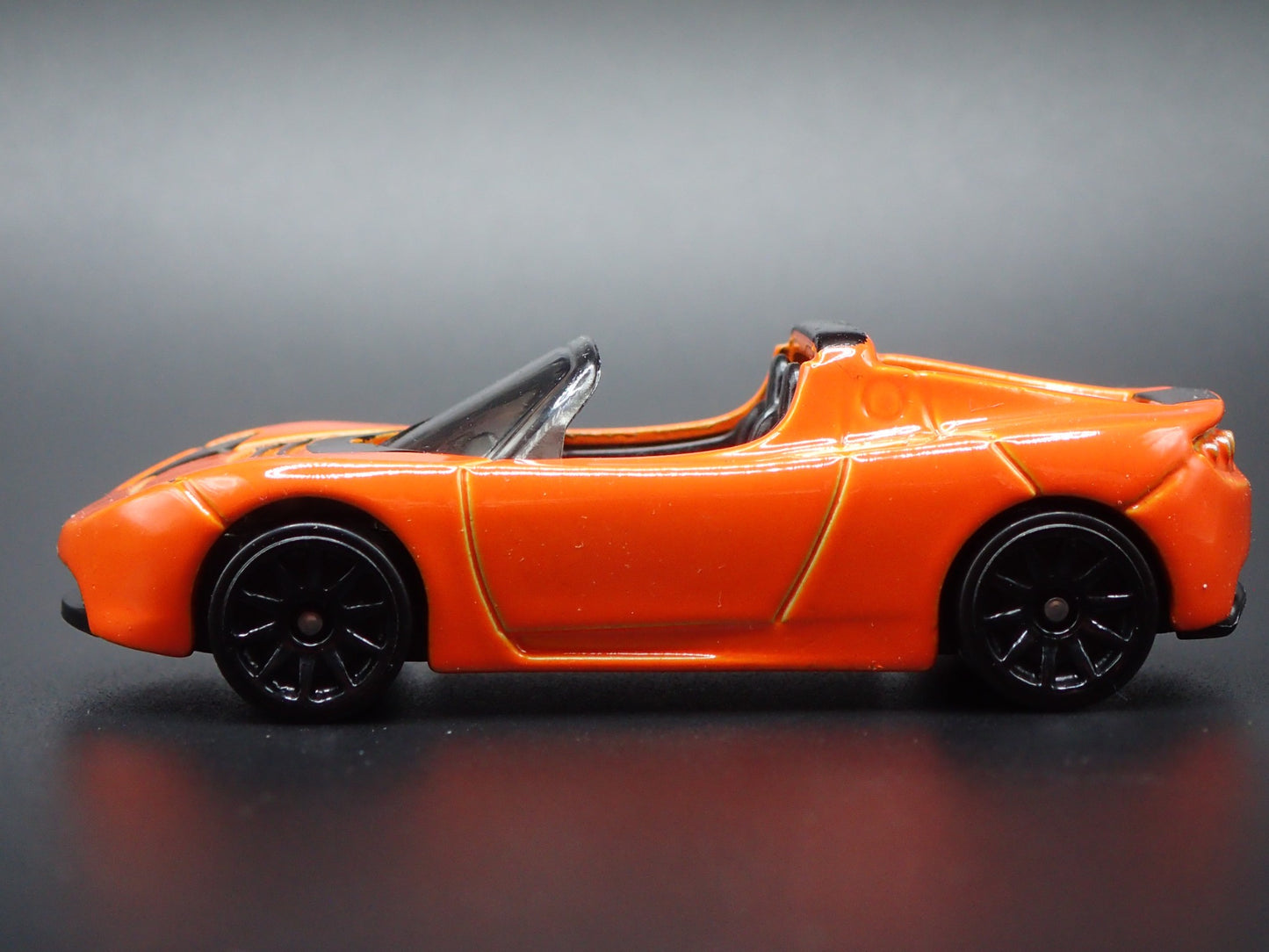 2008-2012 TESLA ROADSTER ORANGE 1:64 SCALE COLLECTIBLE DIORAMA DIECAST MODEL CAR
