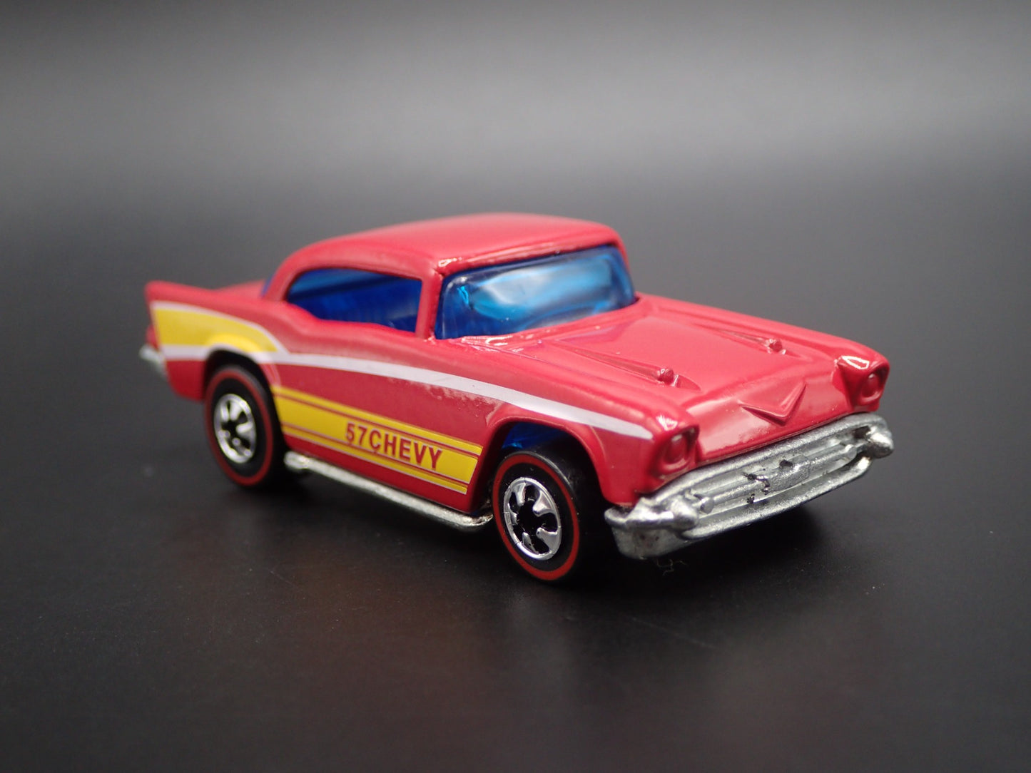 1957 57 CHEVY CHEVROLET BEL AIR 1:64 SCALE COLLECTIBLE DIORAMA DIECAST MODEL CAR