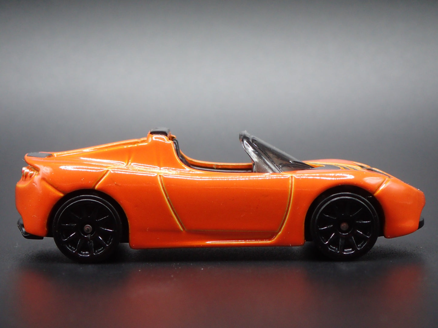2008-2012 TESLA ROADSTER ORANGE 1:64 SCALE COLLECTIBLE DIORAMA DIECAST MODEL CAR