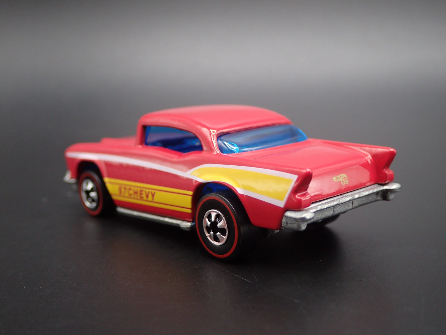 1957 57 CHEVY CHEVROLET BEL AIR 1:64 SCALE COLLECTIBLE DIORAMA DIECAST MODEL CAR