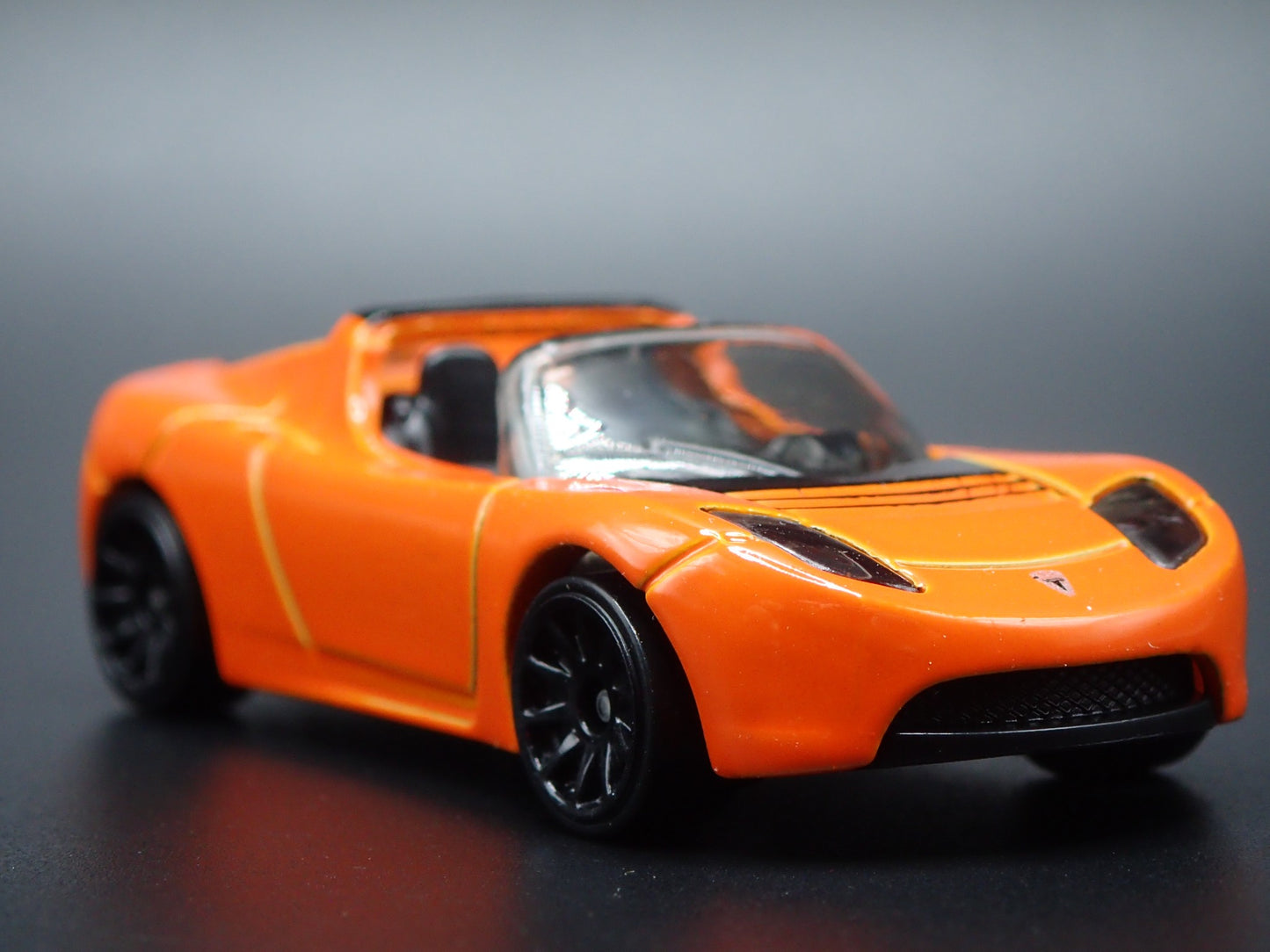 2008-2012 TESLA ROADSTER ORANGE 1:64 SCALE COLLECTIBLE DIORAMA DIECAST MODEL CAR
