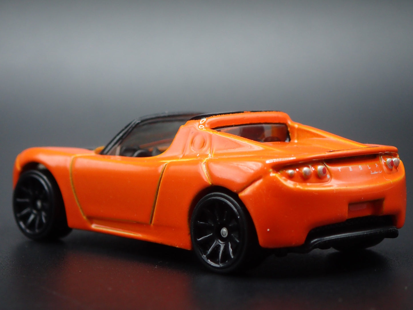 2008-2012 TESLA ROADSTER ORANGE 1:64 SCALE COLLECTIBLE DIORAMA DIECAST MODEL CAR