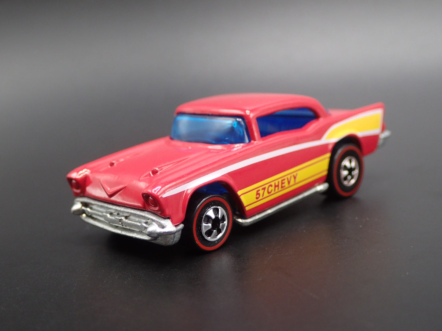 1957 57 CHEVY CHEVROLET BEL AIR 1:64 SCALE COLLECTIBLE DIORAMA DIECAST MODEL CAR