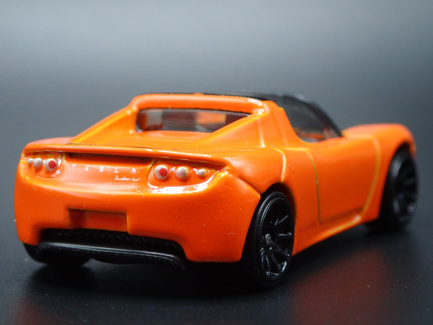 2008-2012 TESLA ROADSTER ORANGE 1:64 SCALE COLLECTIBLE DIORAMA DIECAST MODEL CAR