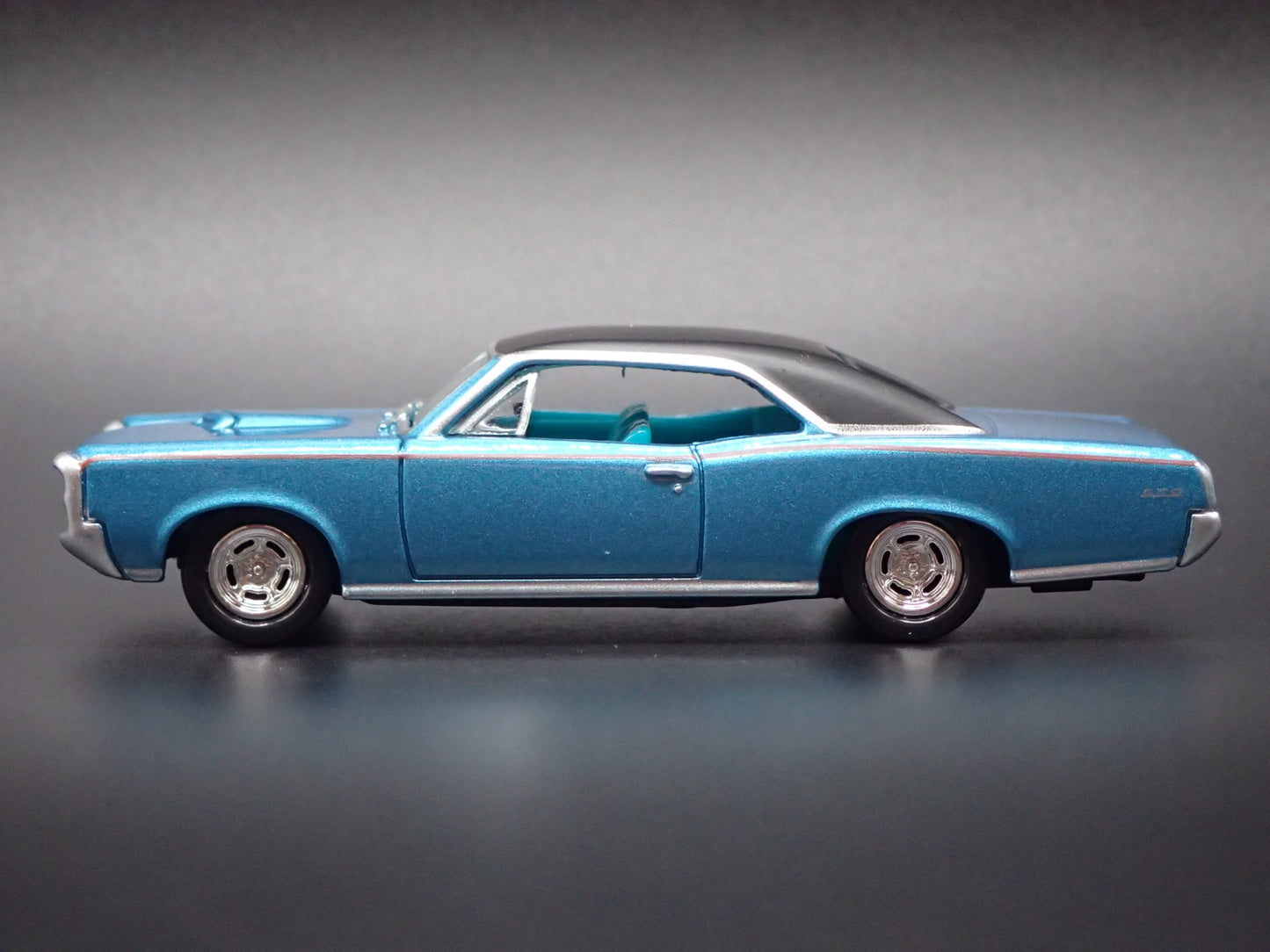 1966 66 PONTIAC GTO MUSCLE CAR 1/64 SCALE COLLECTIBLE DIORAMA DIECAST MODEL CAR