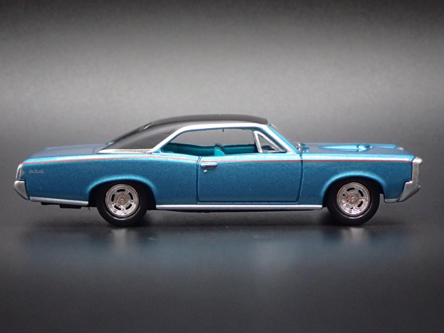 1966 66 PONTIAC GTO MUSCLE CAR 1/64 SCALE COLLECTIBLE DIORAMA DIECAST MODEL CAR