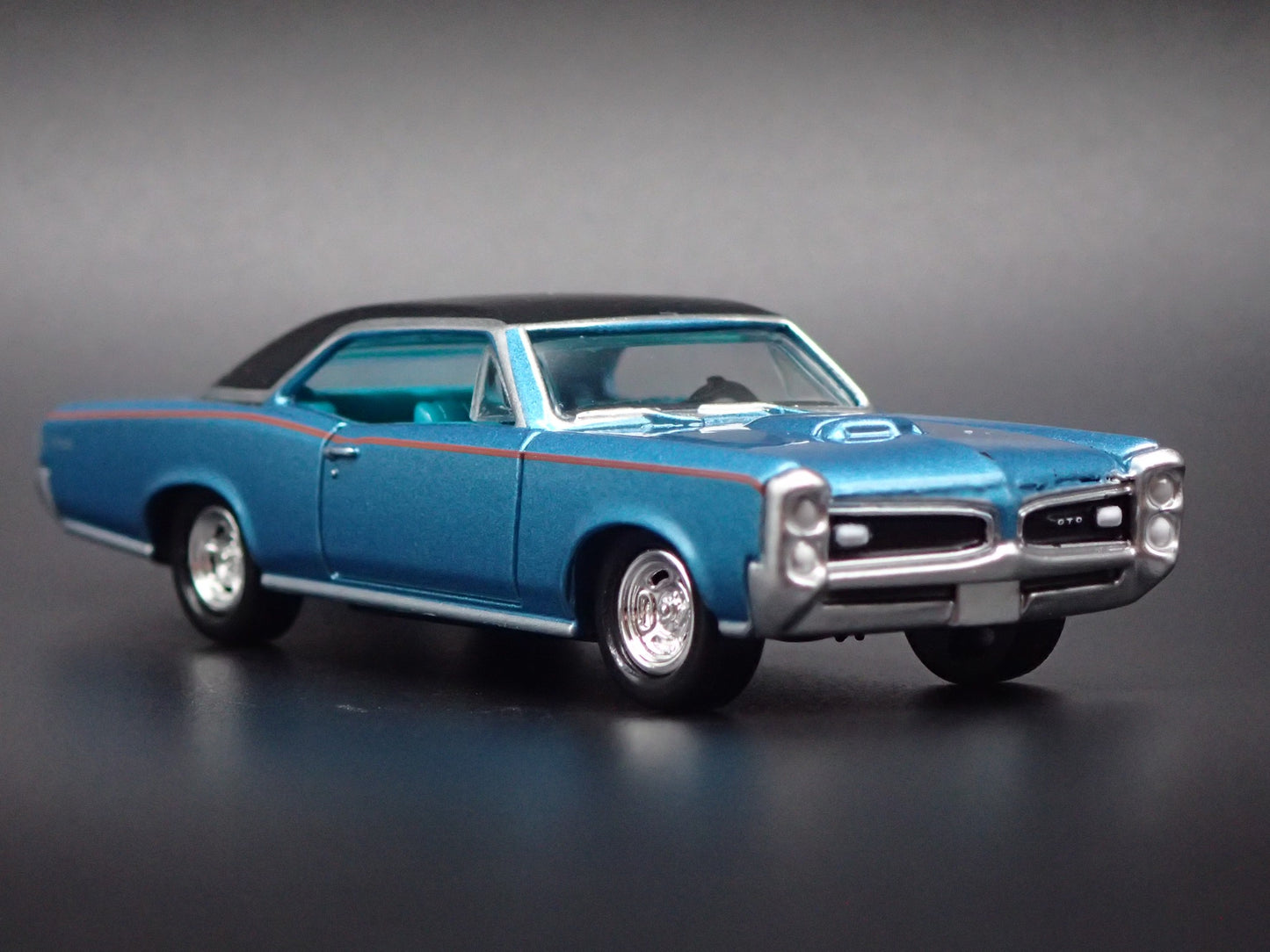 1966 66 PONTIAC GTO MUSCLE CAR 1/64 SCALE COLLECTIBLE DIORAMA DIECAST MODEL CAR
