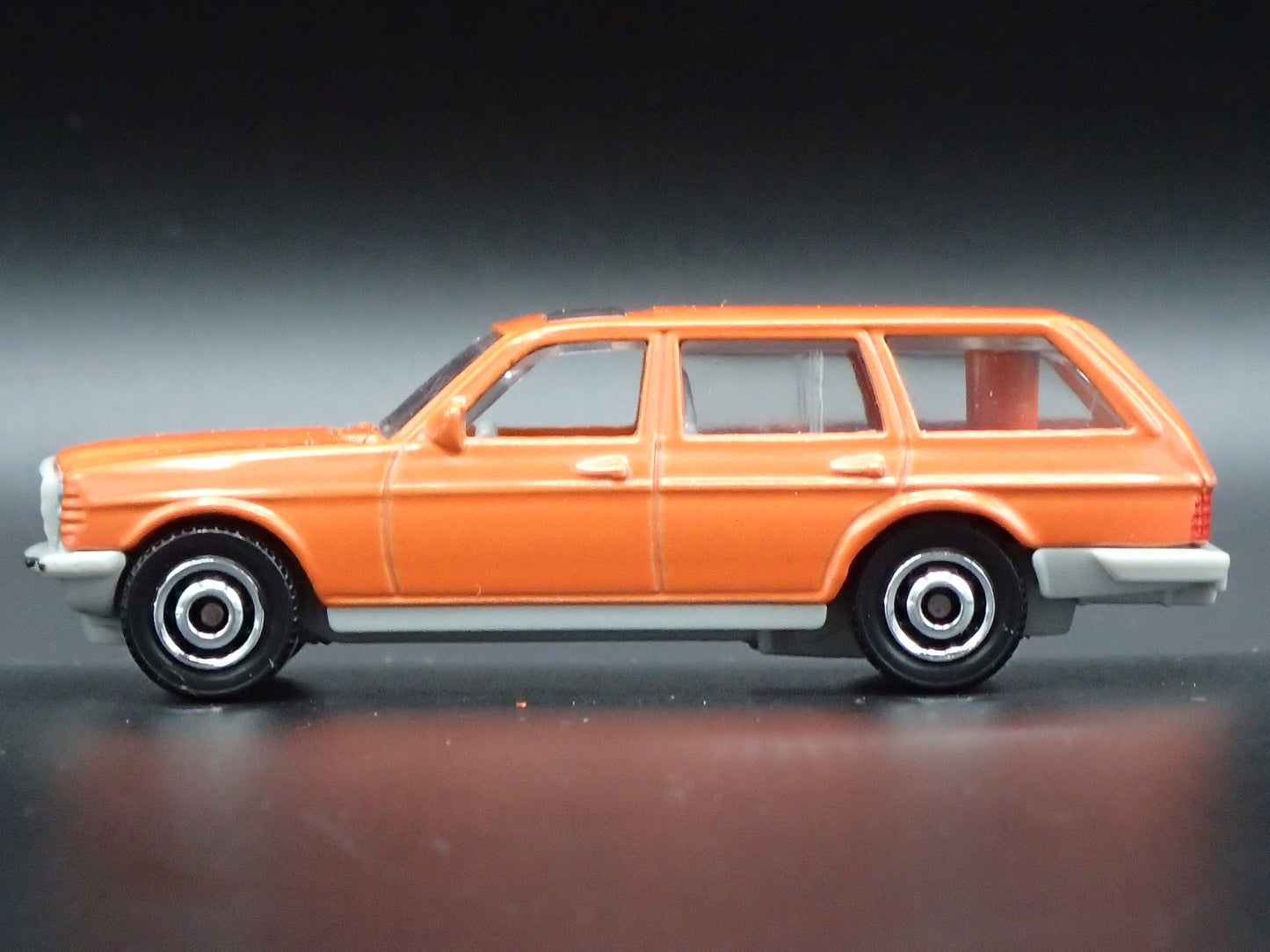 1978-1986 MERCEDES BENZ W123 STATION WAGON ORANGE 1:64 SCALE DIECAST MODEL CAR