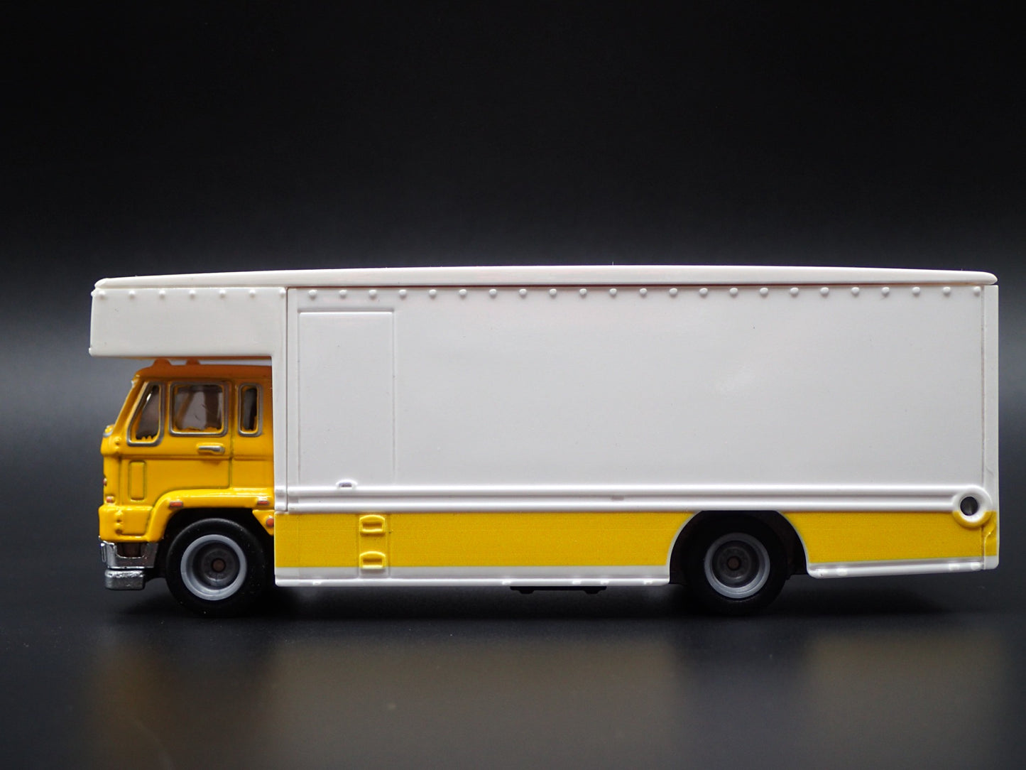 VINTAGE FLAT NOSE CAR HAULER TRANSPORTER TRUCK 1:64 SCALE DIECAST MODEL CAR