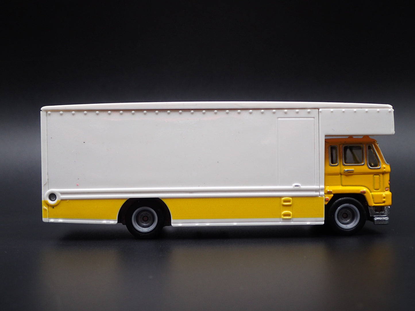 VINTAGE FLAT NOSE CAR HAULER TRANSPORTER TRUCK 1:64 SCALE DIECAST MODEL CAR