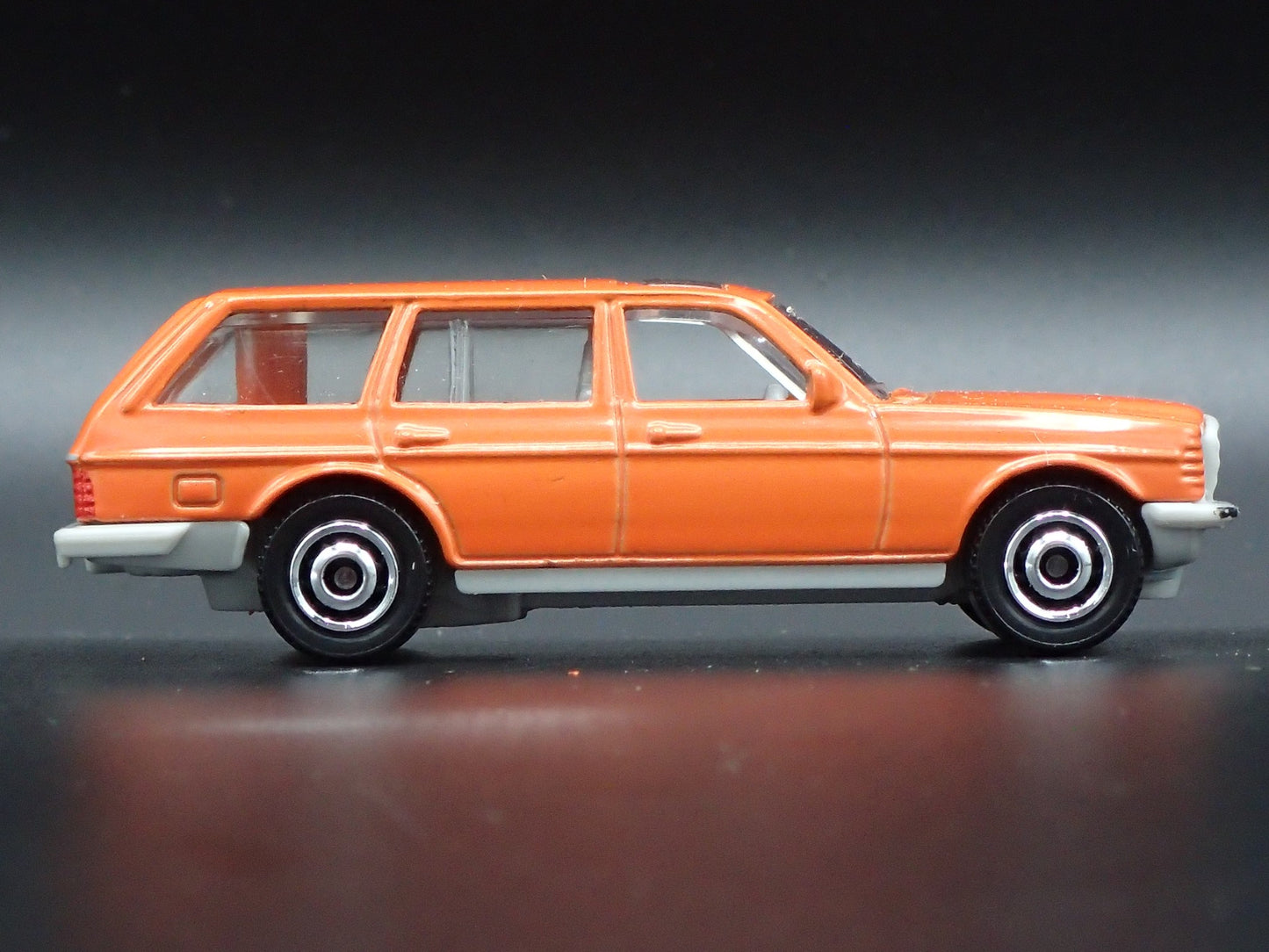 1978-1986 MERCEDES BENZ W123 STATION WAGON ORANGE 1:64 SCALE DIECAST MODEL CAR