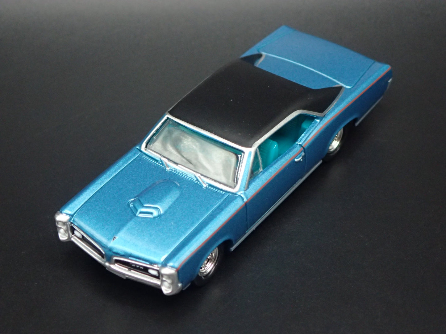 1966 66 PONTIAC GTO MUSCLE CAR 1/64 SCALE COLLECTIBLE DIORAMA DIECAST MODEL CAR