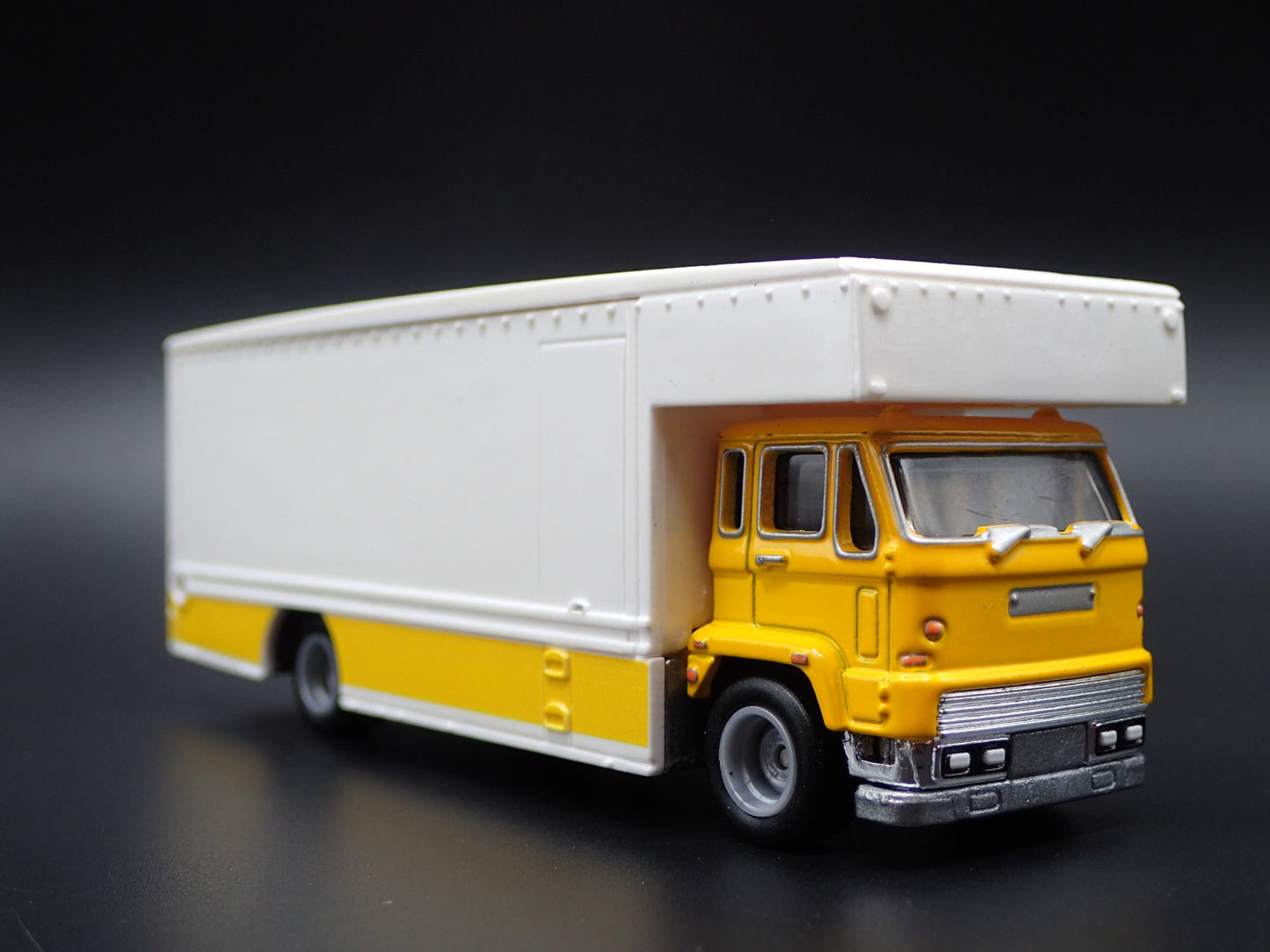 VINTAGE FLAT NOSE CAR HAULER TRANSPORTER TRUCK 1:64 SCALE DIECAST MODEL CAR