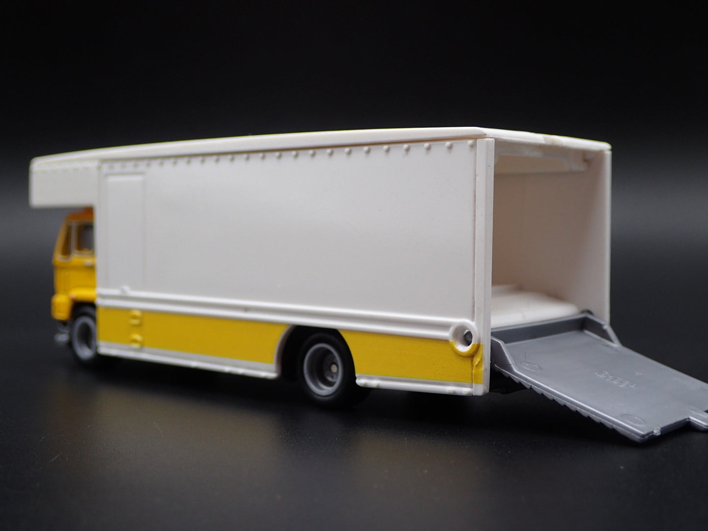 VINTAGE FLAT NOSE CAR HAULER TRANSPORTER TRUCK 1:64 SCALE DIECAST MODEL CAR