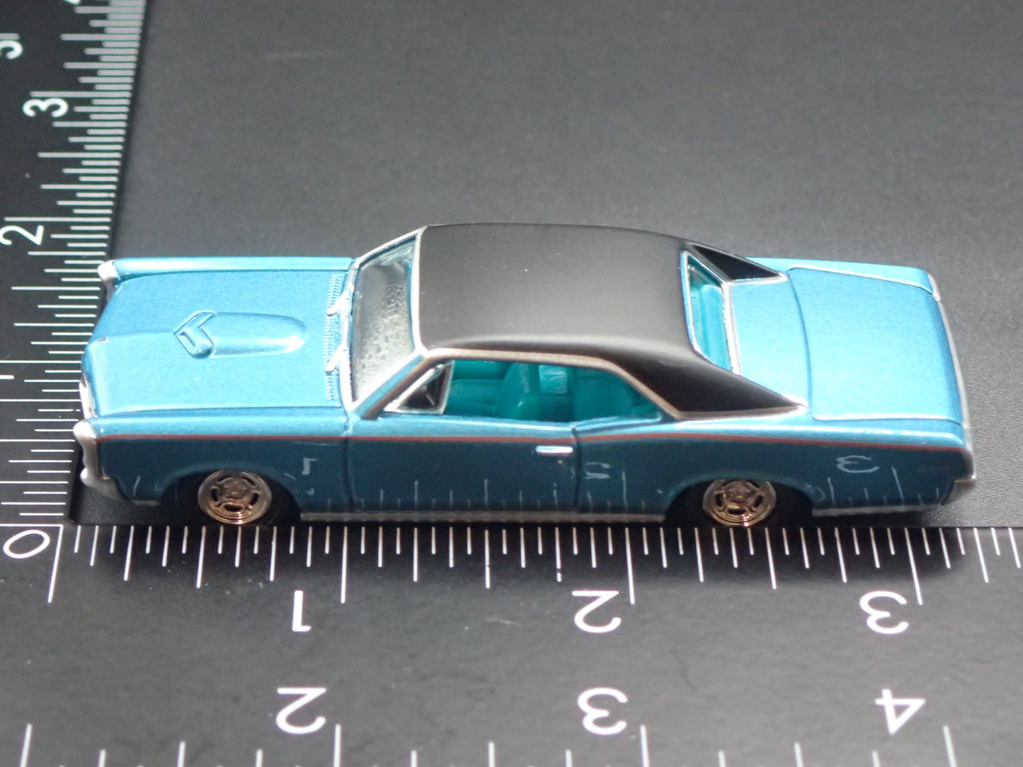 1966 66 PONTIAC GTO MUSCLE CAR 1/64 SCALE COLLECTIBLE DIORAMA DIECAST MODEL CAR