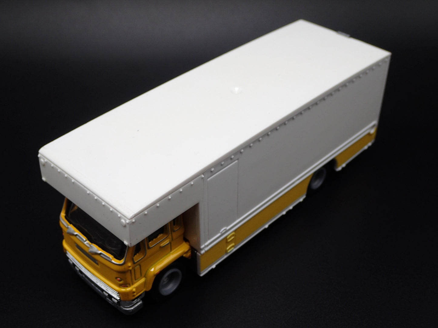 VINTAGE FLAT NOSE CAR HAULER TRANSPORTER TRUCK 1:64 SCALE DIECAST MODEL CAR