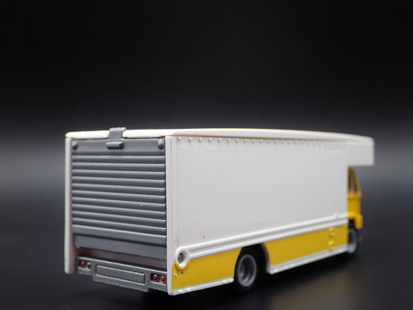 VINTAGE FLAT NOSE CAR HAULER TRANSPORTER TRUCK 1:64 SCALE DIECAST MODEL CAR