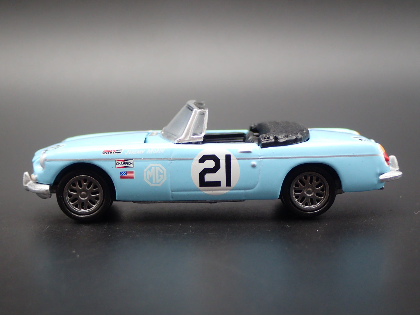 1962-1980 MG MGB CONVERTIBLE 1:64 SCALE COLLECTIBLE DIORAMA DIECAST MODEL CAR